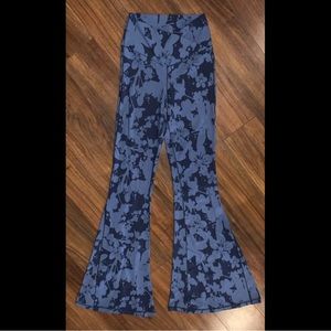 Offline by Aerie Real Me Super Flare Hi-Rise in Blue Floral